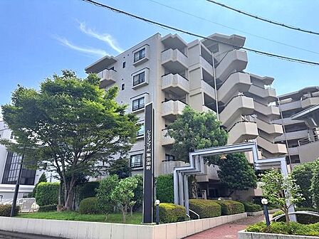 落ち着いた色合いの外壁と清潔感のある佇まいが上品な印象を与えますね!スタイリッシュな外観フォルムが街並みに美しく映える心地よい住まいです