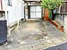 駐車場：ゆったりとした広さが確保された開放的なカースペースですね！日当たりも良好でお手入れがしやすく、お車の出し入れもスムーズに行える実用的な設計です