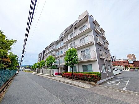 周囲の景観に溶け込む端正なフォルムと整然とした美しい外観デザインが際立っていますね！開放的な敷地レイアウトがもたらす清々しい空気が日々の暮らしに心地よさを届けます