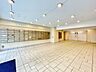 その他：広々とした空間に柔らかな照明が心地よく広がる落ち着いたロビーですね！整然と並ぶメールボックスまわりまで清潔感が行き届き、安心感に包まれる穏やかな時間を過ごせます