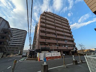 外観：RC造12階建ての10階部分です！落ち着いた色合いで高級感のあるデザインです。広々としていて解放的で、お客様をお呼びする際も安心です。