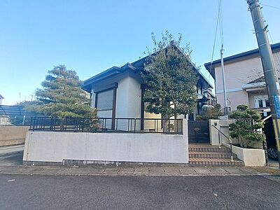 外観：静かな住宅街にたたずむ重厚感あるお家。落ち着いた色合いが素敵ですね。