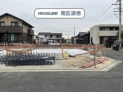 外観：日当たりの良い南東角地に建つ住まい！3LDK+Sの間取り、駐車は1台可能です。小学校まで徒歩約10分、スーパーまで徒歩約10分と、生活に便利な立地です。（2025年1月27日撮影）