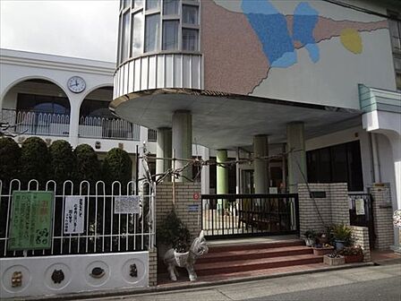 【ユタカ幼稚園】「明かるく元気にたくましく」の教育目標のもと、毎日元気に伸び伸びした園生活を過しています。遠足、運動会、生活発表会などの行事はご家族ぐるみで、毎年楽しめます。 250m