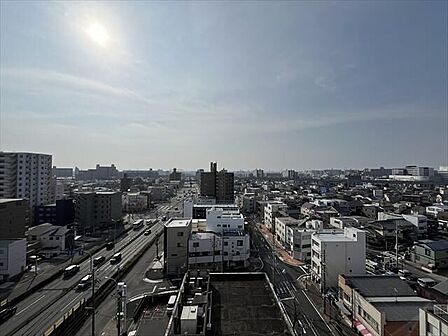リフレッシュしたいときはバルコニーに出て、移り行く景色を眺めるのも素敵です。