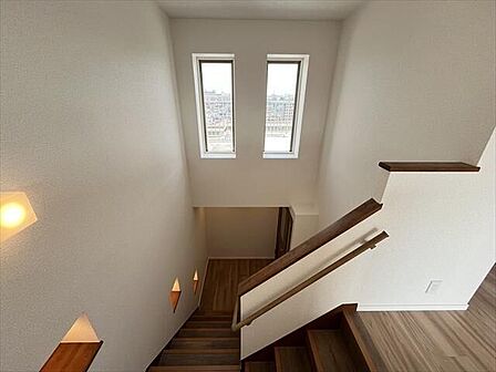 メゾネットのお部屋で階段が付いています！上部は吹き抜けとなって明るい空間♪