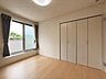 洋室：中央：バルコニーに面した大きな窓が毎日の暮らしを心地よく演出します。