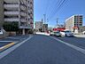 外観：マンション西側前面道路です。駐車場の出入口に面しています。道路の向かいに「名古屋弥富郵便局」があります。