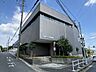 周辺：日向さくら保育園大きな地震が来てもビクともしない強固な鉄筋コンクリート造り。高台にあるので津波や水害には安心！大きなホールがあり、雨の日でもたくさん体を動かして遊びます。全館冷暖房完備。 640m