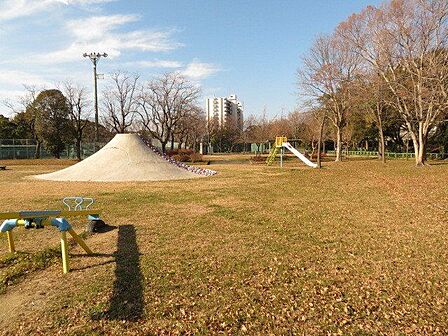 【元塩公園】有料テニスコートあり。富士山すべり台など遊具もあり、広い公園です。無料駐車場もあるので、車でのお出かけも安心です。 610m