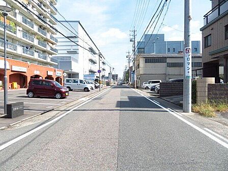マンション南側前面道路です。