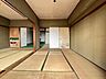 和室：続き間でゆとりを感じる和室。襖を開放すれば、広々とした空間としてお使いいただけます。