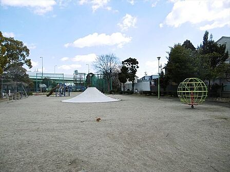 大生公園【大生公園】グラウンド・遊具のある公園です。屋根のあるベンチがあるので日陰で休憩できるので嬉しいですね。 370m