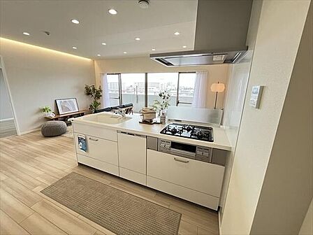 明るいLDKを見渡せる対面キッチン。開放的な空間で毎日のお料理も快適です♪