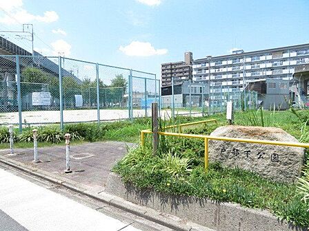 戸部下公園【戸部下公園】大きなグラウンドのある公園です。公園から新幹線が見えます。ドクターイエローを見ちゃうかも。 300m