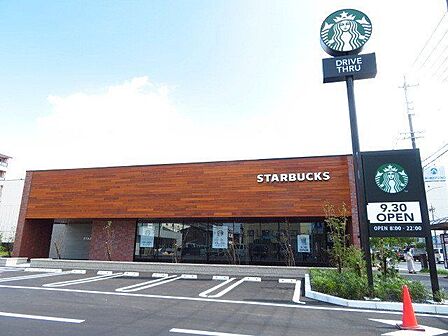 スターバックスコーヒー 名古屋港東通店【スターバックスコーヒー 名古屋港東通店】2022年9月OPEN!営業時間 8:00~22:00ドライブスルーあり!季節毎の限定メニューも高い 250m