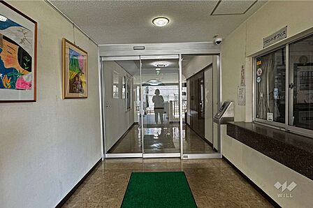 エントランスはオートロック付きです。