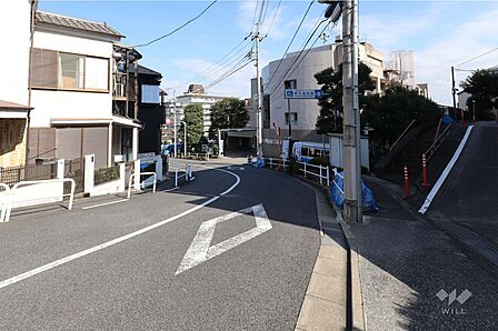 敷地の北側前面道路（西側から）