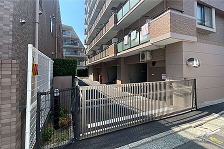 駐車場の出入口（ゲート付き）