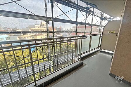 バルコニー。陽当たり、風通しが良く、洗濯物が良く乾きます。現在は大規模修繕工事中です。