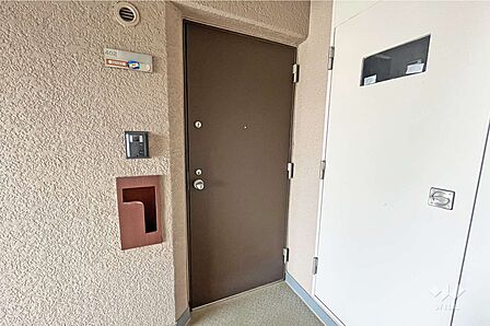 物件の玄関。TVモニター付きのインターホンで来訪者の顔が見えて安心ですね。屋根がついているため、雨などで濡れにくくなっております。