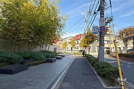 敷地南東側の前面道路歩道も確保されており安心です。