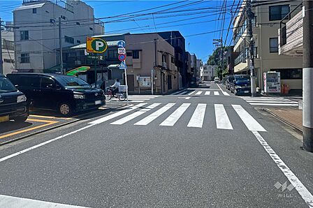 敷地東側の前面道路（北側から）