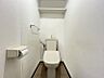 トイレ：収納に便利な物置台付きのトイレです♪