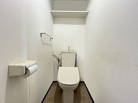 収納に便利な物置台付きのトイレです♪