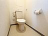 トイレ：独立したトイレで気兼ねなく使える。明るく清潔感ある内装