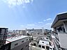 周辺：視界を遮る建物が少ない開放的な眺望。空の表情を楽しめる住環境