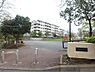 周辺：住宅街の一角の明るい公園。走り回れる広い広場でのびのびと遊べます。お子様が楽しめる複合遊具もあります♪