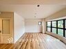 リビング/ダイニング：【Living room】明るく開放的な空間が広がるLDK。室内には豊かな陽光が注ぎ込み、爽やかな住空間を演出。ホームパーティーでもゲストと一緒に料理を楽しみながら楽しい時間を過ごせそう。