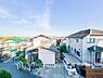 周辺：【View】開放感があり、遮るものもなく気持ちのいい景色が広がります。お部屋にも爽やかな風と暖かく柔らかな日差しが差し込み、毎日の暮らしを豊かに彩ります。