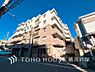玄関：【Entrance】エントランスは毎日の行き帰りで使う大事な空間です。明るい基調で華やかなデザインなので、毎日も気持ちよく、またご友人なども素敵に迎え入れられます。