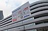 周辺：大船駅前の新たなランドマークとして、多彩なショップとサービスが融合。大型スーパーや専門店が揃い、日々の買い物から休日のひとときまで、上質なライフスタイルをワンストップで叶える洗練された空間です。