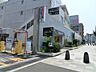 周辺：営業時間は9:30から20:00です。地元産品や小容量商品を取り揃え、地域密着型の店舗を目指しています。食品や日用品を中心に、地元食材や観光客向けの商品も取り揃えています。
