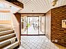 エントランス：【Entrance】エントランスは毎日の行き帰りで使う大事な空間です。明るい基調で華やかなデザインを採用。