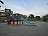 周辺：高台に位置する眺めのいい公園です。すべり台やブランコなどの遊具があり、小さなお子様も楽しく遊べます。