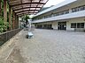 周辺：小机幼稚園(220m)学問所として多くの学者を育ててきた泉谷寺の伝統を受け、幼児の心と体、意欲を育むことを第一に考えた保育をしています。原っぱや林、畑など自然に触れながらのびのび学べます。