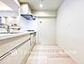 室内：【Kitchen】ご家族みんなで調理ができる位のスペースを実現したキッチン空間となっております。みんなで作った料理を召し上がりながらの会話は、どのような物になるのでしょうか。