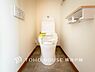 トイレ：【Toilet】いつまでも清潔な空間であって頂けますように、目に留まるだけではなく、汚れをふき取り易いフロアと壁紙をチョイス致しました。洗浄便座になっておりますので、とても清潔にご使用いただけます。