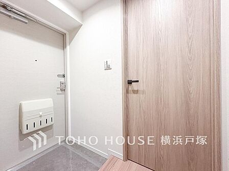 【Entrance】シンプルながらも洗練された印象の玄関スペース。住まいの入口として、さりげない良質感を感じられる空間です。