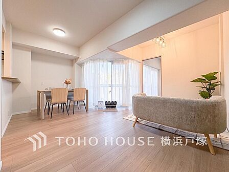 【Living room】ここにはみんなが集い、食事と楽しい会話が始まる。話に夢中になりすぎて、ついつい時を忘れてしまう。そんな束の間の幸せを感じさせてくれる場所。