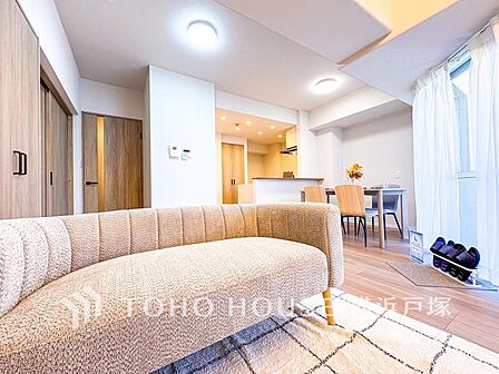 【Living room】広々としたリビングダイニングは、シックでモダンな内装。落ち着いた雰囲気に包まれて、伸びやかな空間の中で、ゆったりと家族団らんのひとときを過ごせます。