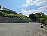 周辺：宮谷西公園(120m)自然の残る散策路とお子様が遊べる遊具・広場のある公園です。住宅街の一角でとても静かな公園です。公園内は高低差がありお散歩や森林浴にいいですよ。