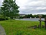 周辺：お子様が元気に走り回れる広々とした公園。大型の複合遊具もあり、楽しく遊べます。