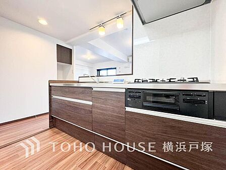 【Kitchen】家事動線やリビングとのつながりに配慮し、食事の準備や片付けなどの家事を楽しくするキッチンスペースに仕上げました。毎日使う場所だから気持よく使えて、居心地の良い空間に。