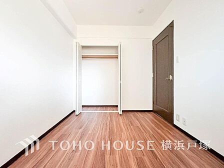 【Room】1日の疲れを癒し、心地よく寛げるようゆったりとした広さを確保しています。プライベートタイムをより優雅に穏やかに…。落ち着いた雰囲気を紡ぎます。