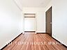 寝室：【Room】1日の疲れを癒し、心地よく寛げるようゆったりとした広さを確保しています。プライベートタイムをより優雅に穏やかに…。落ち着いた雰囲気を紡ぎます。